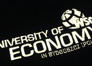 Logo uniwersytetu na koszulce